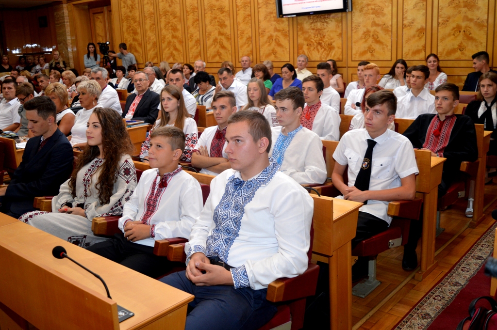 Переможців всеукраїнських олімпіад та їхніх вчителів відзначили грошовими преміями на Закарпатті (ФОТО)