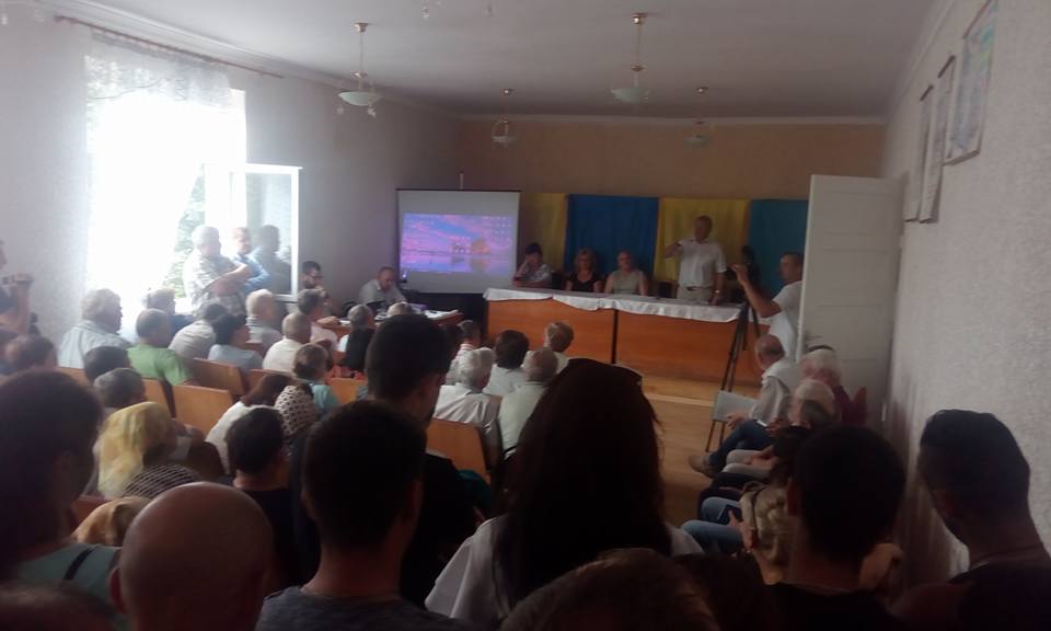 У Калинах на Тячівщині більшість селян покинули "збори" щодо спорудження міні-ГЕС, "за" будівництво "проголосували" 33 "вмотивовані" мешканці (ФОТО, ВІДЕО)