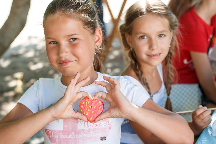 В Ужгороді малеча творила кольорові серця для військових (ФОТО)