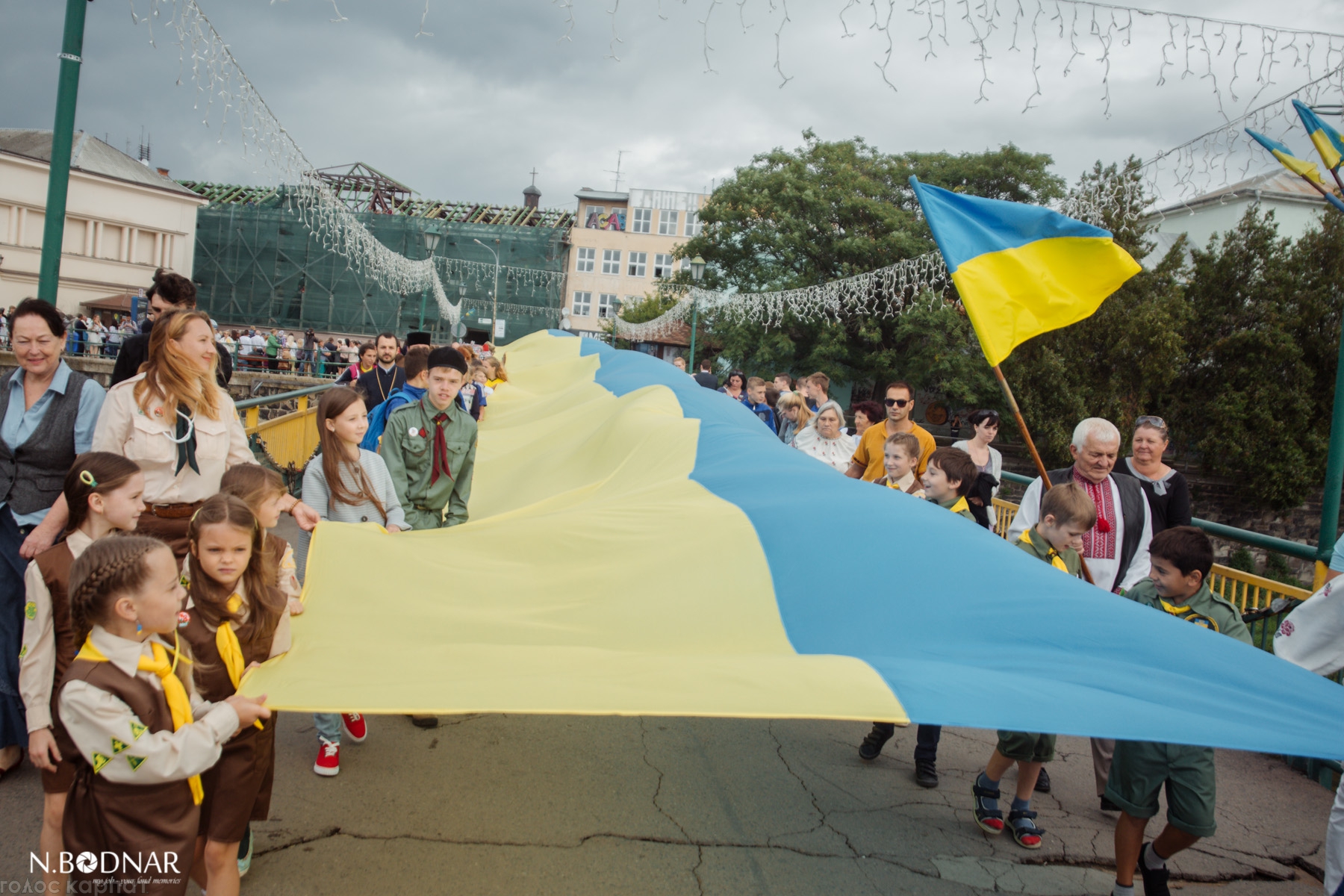 В Ужгороді після урочистої ходи  символічно сполучили прапором два береги Ужа (ФОТО)
