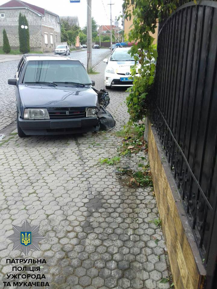 У Мукачеві водій на ВАЗі влетів у бетонну огорожу і втік, знявши номерні знаки (ФОТО)