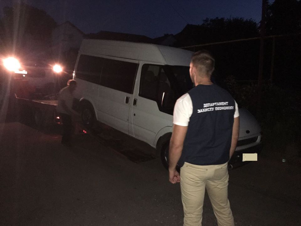 У Чопі поліція зупинила мікроавтобус з нерозмитненим вантажем на 300 тис грн, що виїхав з КПП "Тиса" (ФОТО)