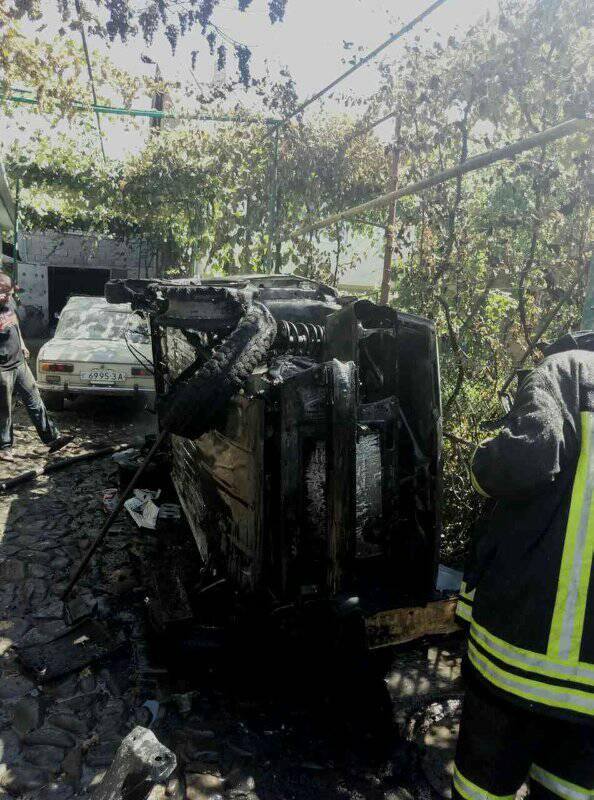 У дворі приватного будинку в Мукачеві під час зварювальних робіт спалахнув автомобіль (ФОТО)