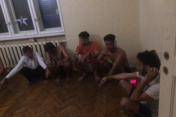 У будинку в Мукачеві, де затримали 6-х нелегалів, знайшли ще й марихуану (ФОТО)