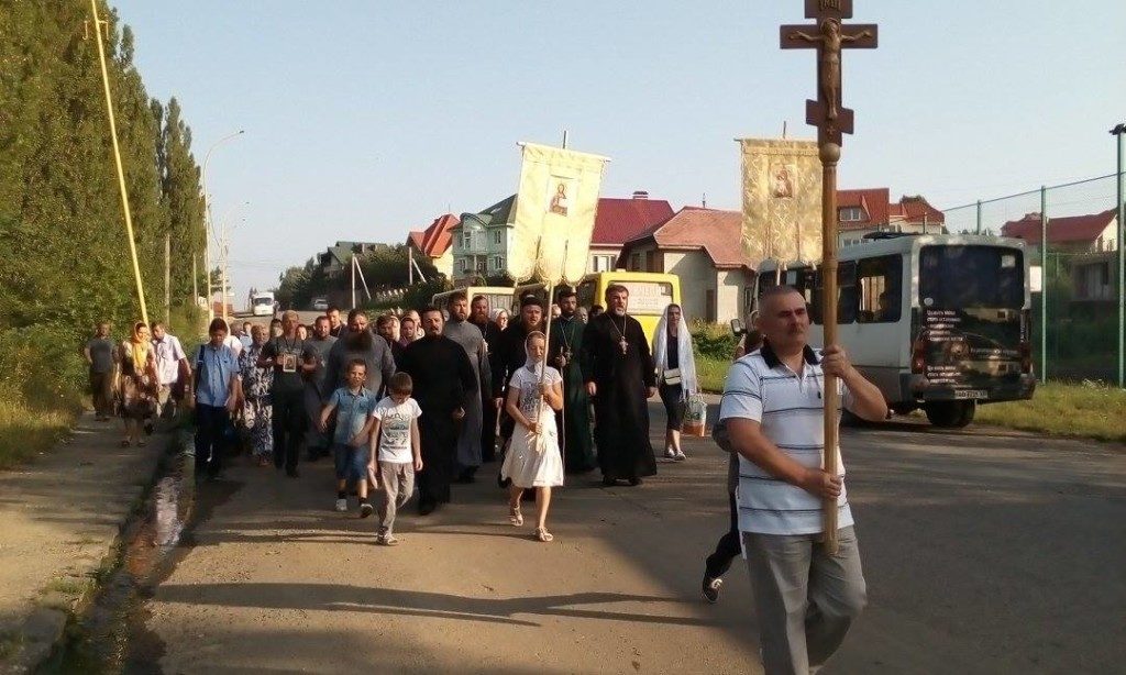Сотні вірян УПЦ МП пройшли Хресною ходою в Ужгороді (ФОТО)