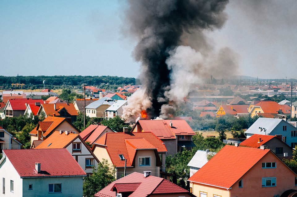 У приужгородському Минаї горить будинок (ФОТО, ВІДЕО)