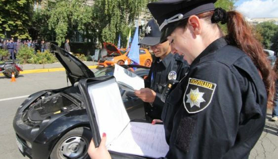 У BMW X5 кавказця у Мукачеві знайшли 11 згортків і шприц з метамфетаміном та 10 згортків з марихуаною