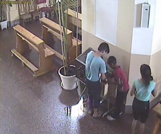 Відеокамера зафіксувала малих крадіїв із церковної каси в Мукачеві (ВІДЕО)