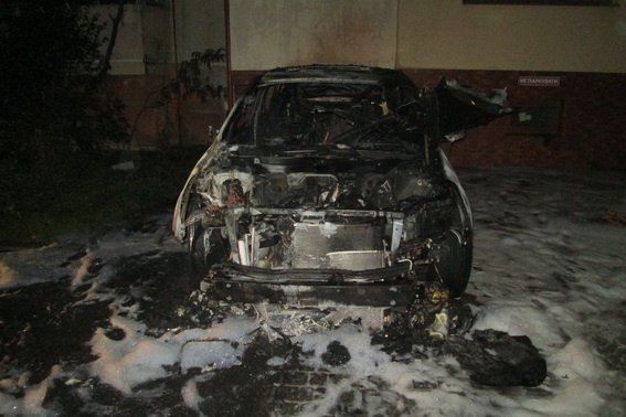 Уночі в Ужгороді спалили Subaru Tribeca (ФОТО)