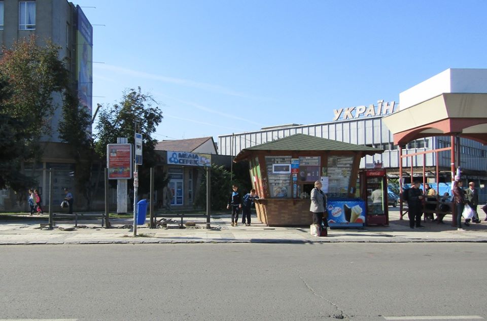 ФОТОФАКТ. В Ужгороді почали встановлювати сучасні автобусні зупинки з електронними табло та wi-fi 