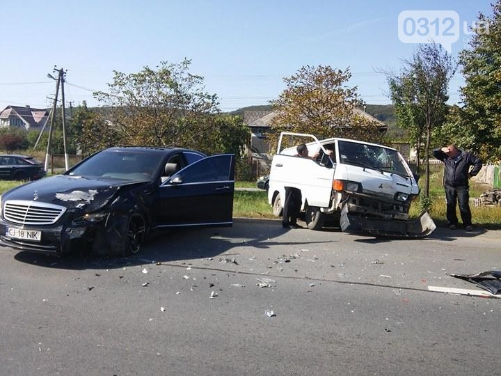 У Кам’яниці біля Ужгорода сталася аварія за участі "Мерседеса" і мікроавтобуса (ФОТО)