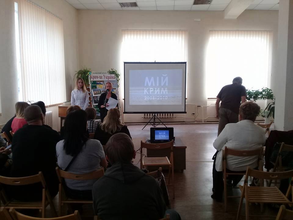 У Мукачеві переселенці провели літературно-мистецьку акцію «Крим Мій!» (ФОТО)