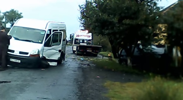 На Берегівщині BMW, "зрикошетивши" об мікроавтобус, на узбіччі збила стовп і дерево (ВІДЕО)