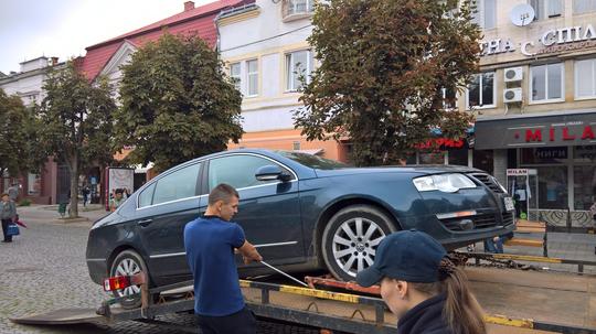 У Мукачеві поліція складає протоколи на власників елітних авто за паркування в пішохідних зонах