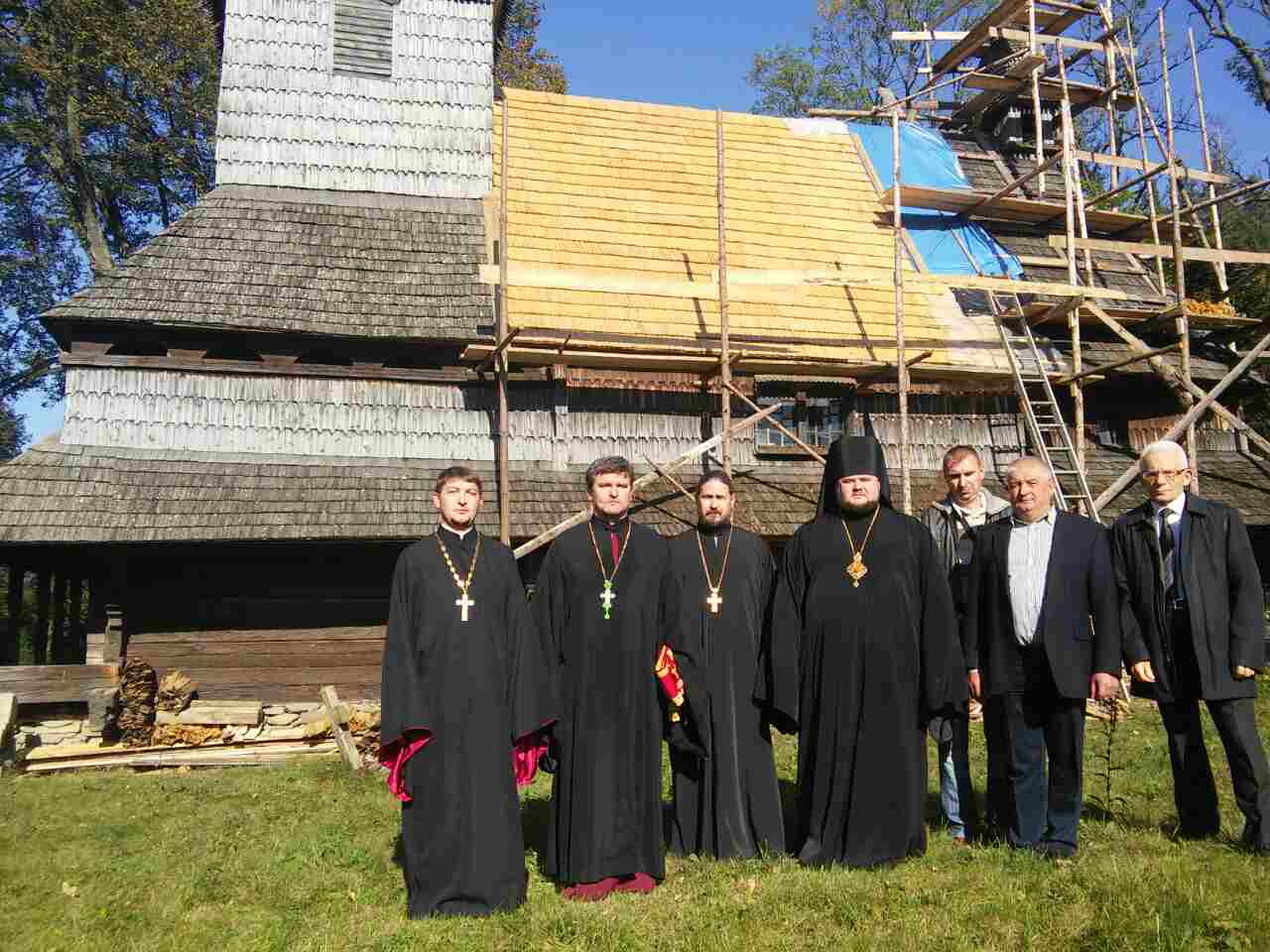 Єпископ Варсонофій УПЦ Київського патріархату освятив відреставрований хрест з бані дерев'яної церкви в Гукливому (ФОТО)