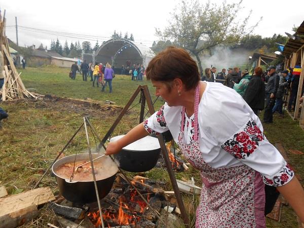 На Рахівщині можна було скуштувати автентичні страви на фестивалі "Смажений баранчик - 2017" (ФОТО, ВІДЕО)