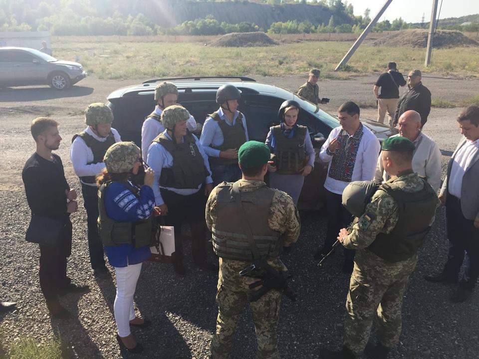 Угорські депутати вперше відвідали лінію фронту російсько-української війни на Донбасі (ФОТО)