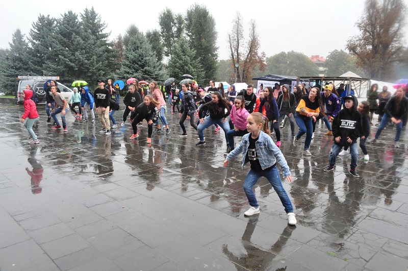 У День Ужгорода майстер-клас від "Бліца" під дощем зібрав бажаючих опанувати сучасну хореографію (ФОТО)