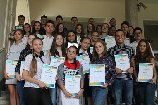 В Мукачеві відзначили учасників "Школи лідерства" 