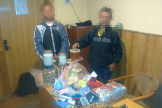 На ринку у Сваляві два молодики викрали з кіоску білі гриби, мед, бринзу й одяг (ФОТО)