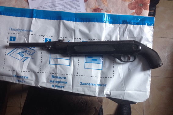 У будинку мешканця Берегова під час обшуку знайшли незареєстровану рушницю