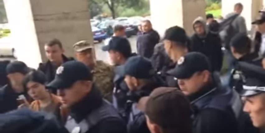 На сесію Закарпатської облради не пропускають громадськість та ветеранів російсько-української війни