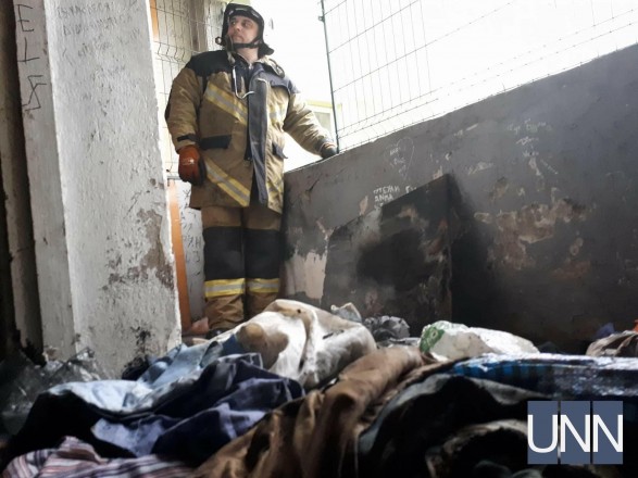 Мешканців ужгородської 16-поверхівки евакуйовували через загоряння сміття і речей (ФОТО)