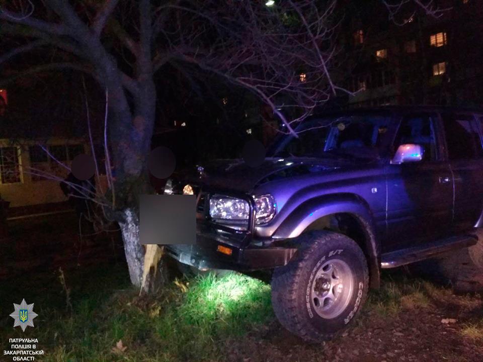 В Ужгороді "Тойоту" п'яного втікача від патрульних зупинило дерево (ФОТО)