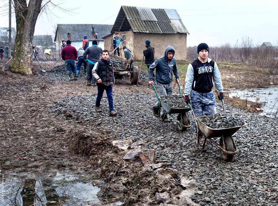 На Мукачівщині цигани самотужки проклали дорогу до табору (ФОТО)