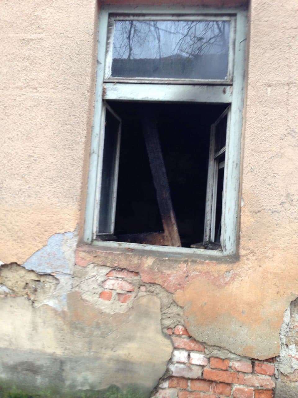 Із палаючого будинку в Мукачеві врятували господаря, чоловік в реанімації (ФОТО)