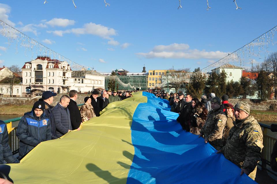 В Ужгороді у День Соборності України розгорнули 100-метровий жовто-блакитний стяг (ФОТО)