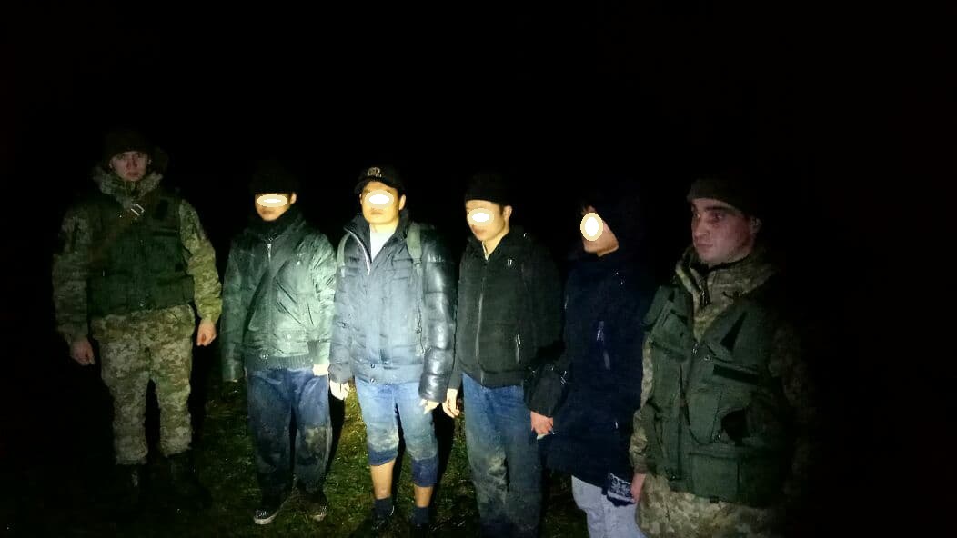 На Закарпатті за 5 метрів від кордону спільний українсько-словацький патруль затримав групу в'єтнамців-нелегалів (ФОТО)