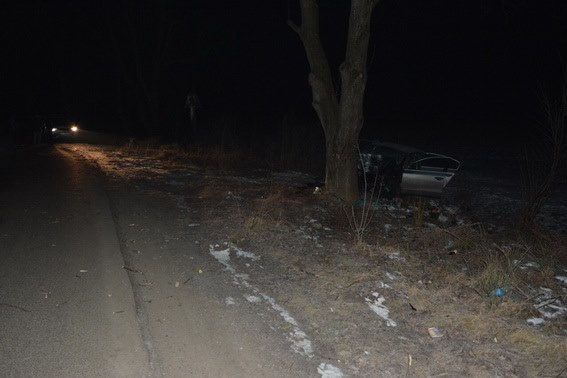 На Тячівщині Volkswagen Passat B5 врізався в дерево: одна людина загинула, ще троє – із політравмами у лікарні