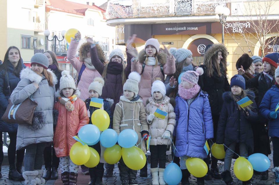 У Мукачеві школярі разом із гуртківцями влаштували патріотичний флеш-моб (ФОТО)