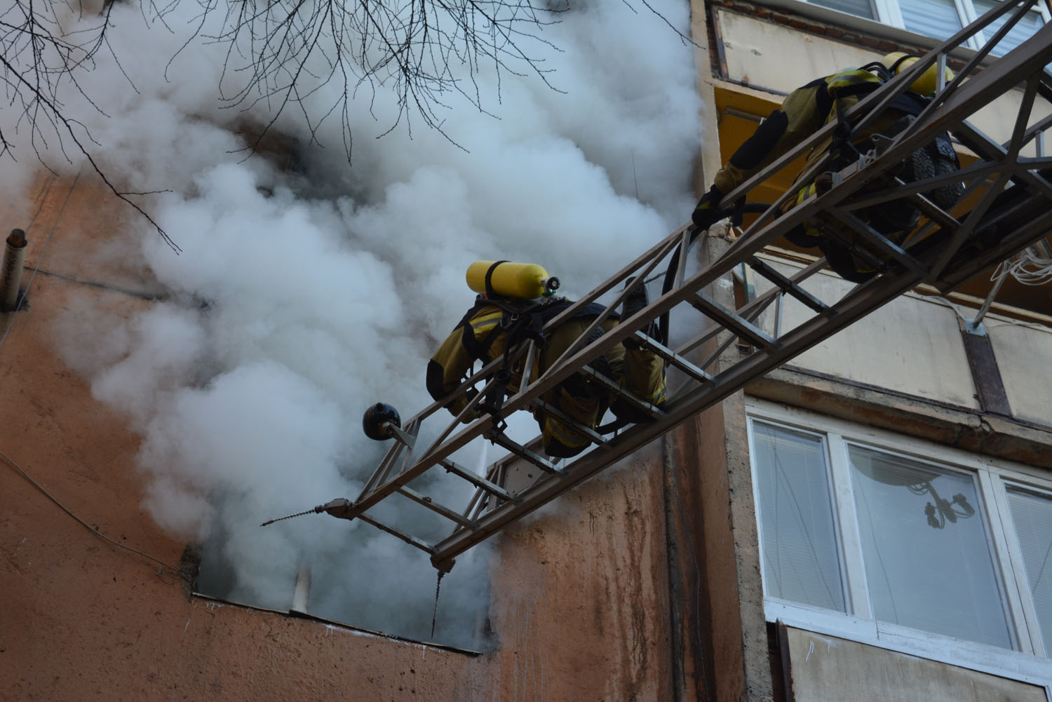 В Ужгороді у пожежі 2 людей врятовано та 20 евакуйовано (ФОТО) (ОФІЦІЙНО)