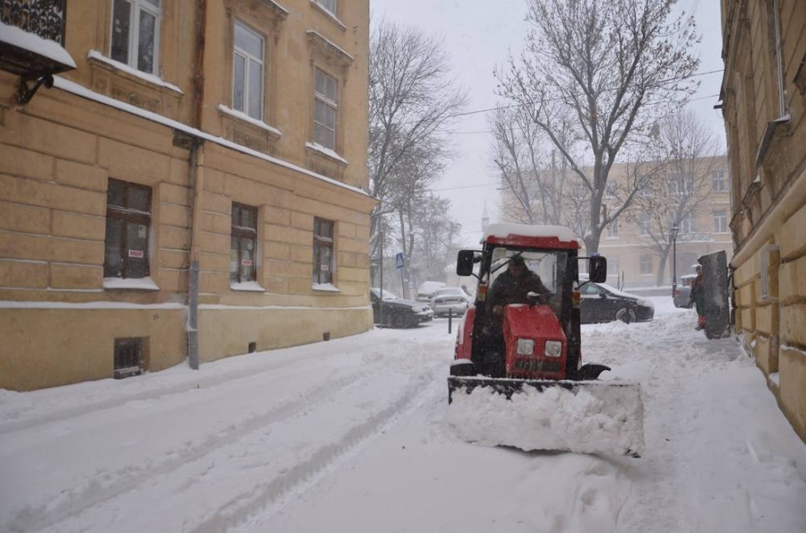 Водіїв в Ужгороді просять не паркуватися вздовж вулиць, аби не заважати снігоочищувачам