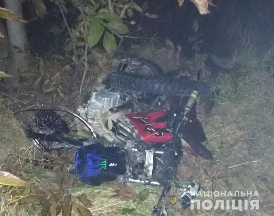 На Тячівщині п'яні мотоцикліст із пасажиром злетіли у кювет і опинилися в лікарні з травмами