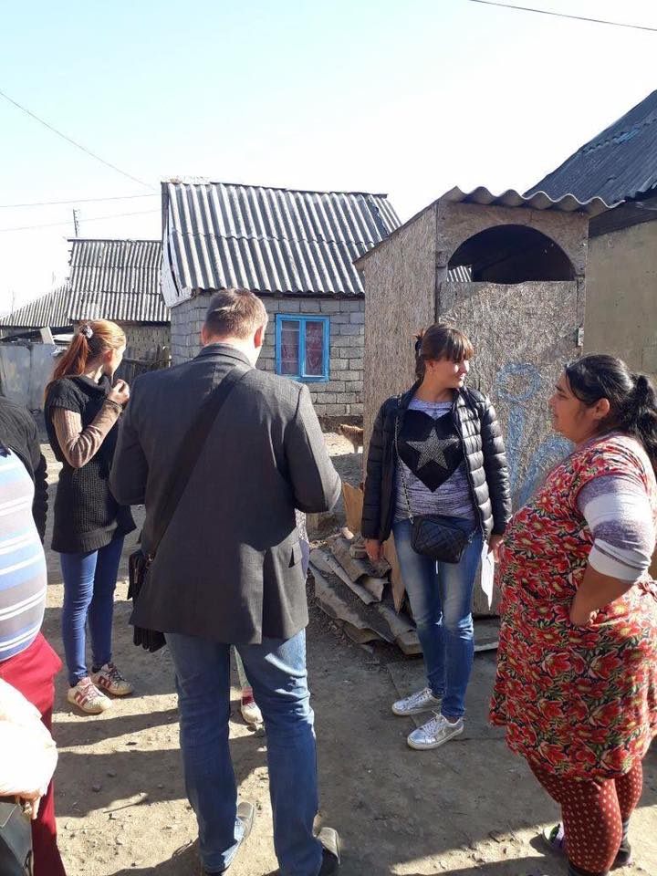 У Мукачеві перевіряли циганські родини, де діти прогулюють уроки (ФОТО)