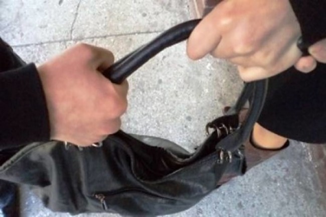 На Тячівщині розшукали грабіжника, котрий відібрав на вулиці у пенсіонерки сумку з документами і грішми