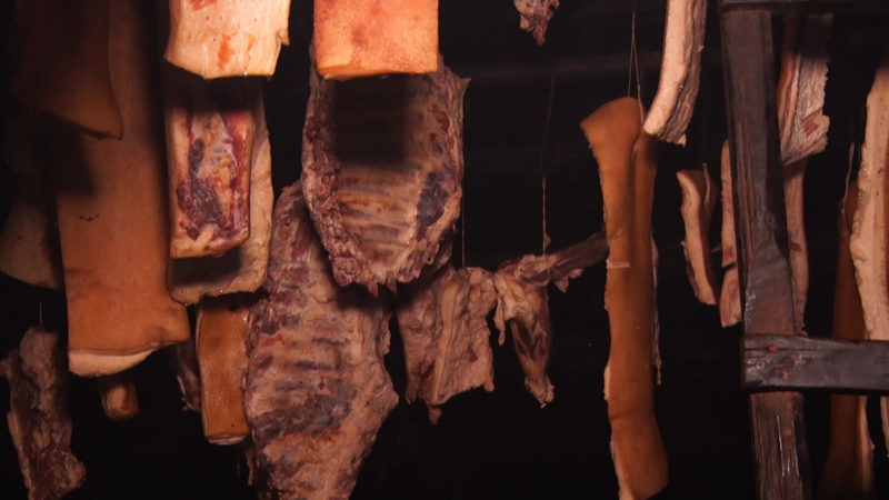 На Міжгірщині господар коптить м'ясо за давньою технологією – в окремому будинку-коптильні (ВІДЕО)