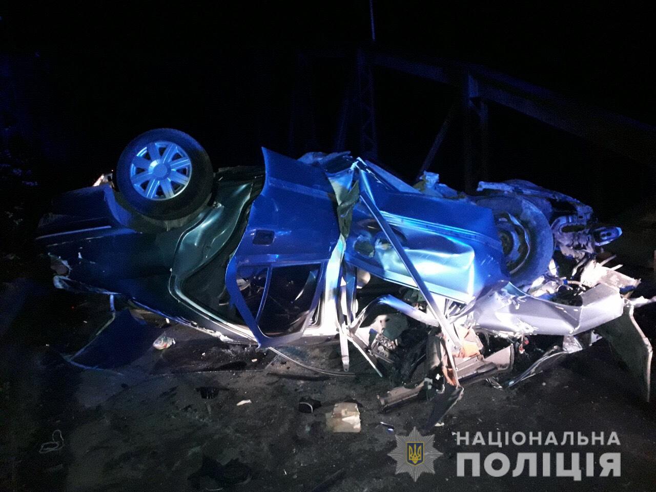 У Вишкові на Хустщині Pеugeоt врізався в бетонну опору моста: 18-річний водій загинув (ФОТО)
