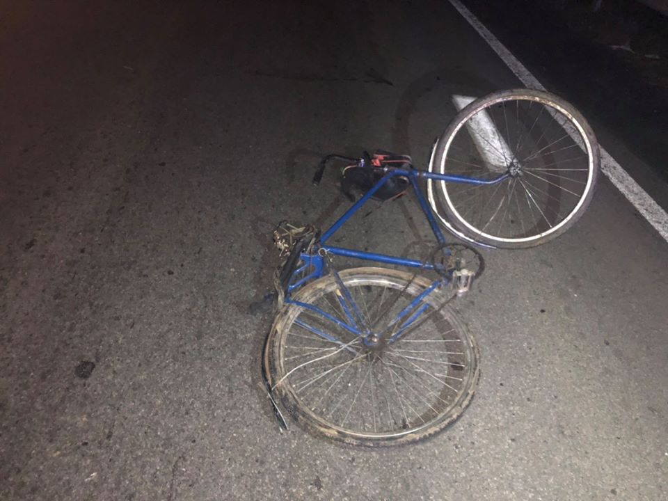 На об'їзній в Ужгороді під колесами "Тойоти" загинув чоловік, що лежав посеред дороги біля свого велосипеда (ФОТО)