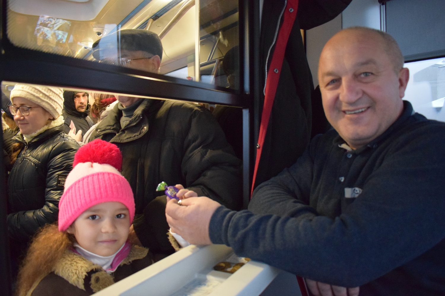 ФОТОФАКТ. Пасажирів комунального транспорту в Ужгороді із самого ранку вітали з Миколаєм