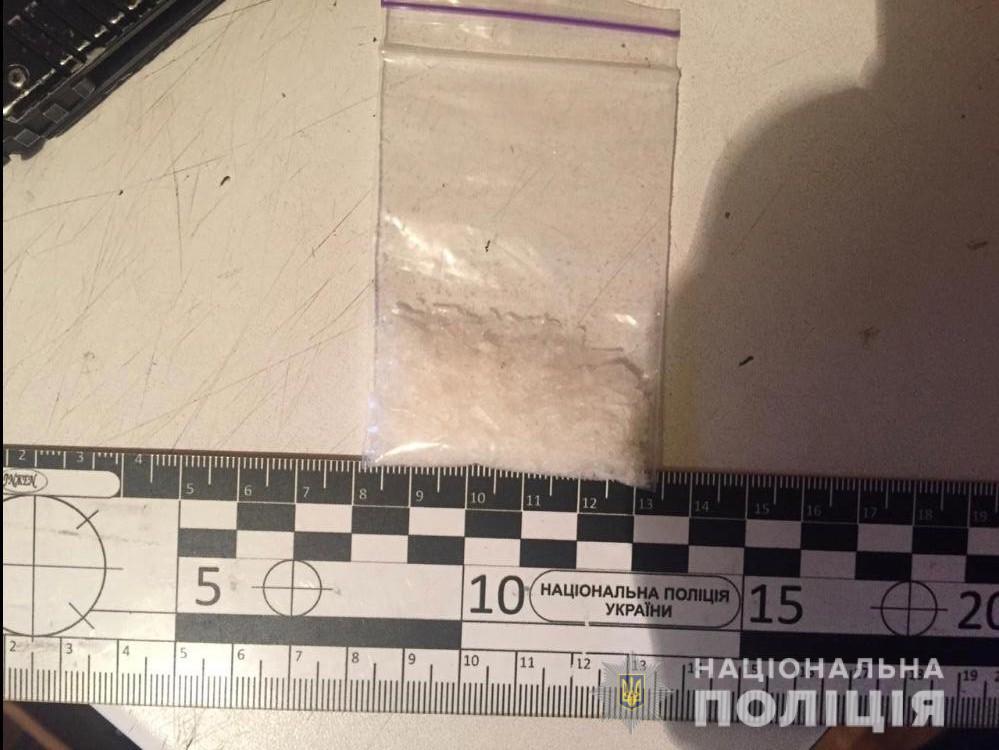 В оселі мешканця Ужгорода в ході обшуку знайшли метамфетамін, пакети для його фасування та електронні ваги (ФОТО)