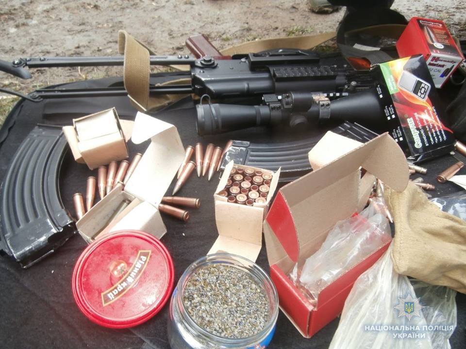 Затримані поблизу кордону браконьєри винаймали на Берегівщині житло та кажуть, що зброю "знайшли в лісосмузі" (ФОТО)
