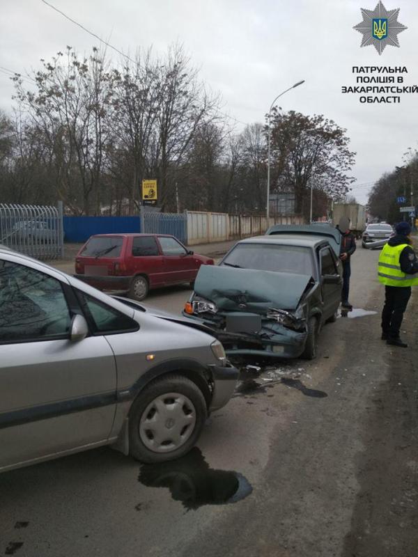 В Ужгороді п'яний водій "протаранив" кілька автівок