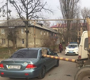В Ужгороді вантажівка, що виїжджала задом з будівництва, проткнула трубою легковик (ФОТО)