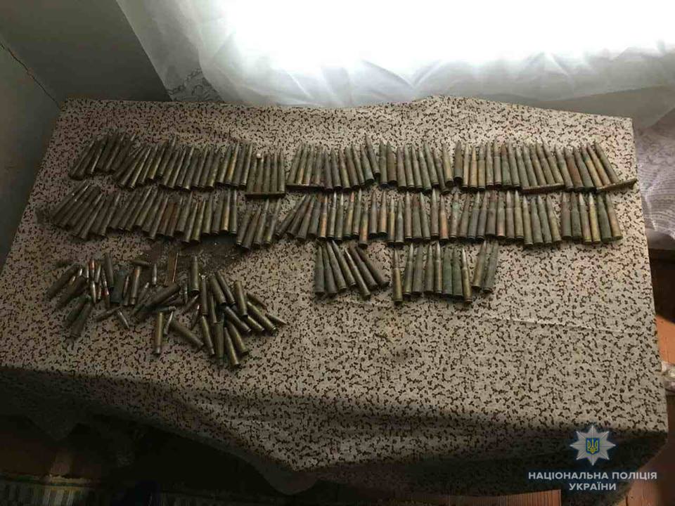 Під час обшуку будинку мешканця Великоберезнянщини знайшли 167 патронів до нарізної зброї різного калібру (ФОТО)