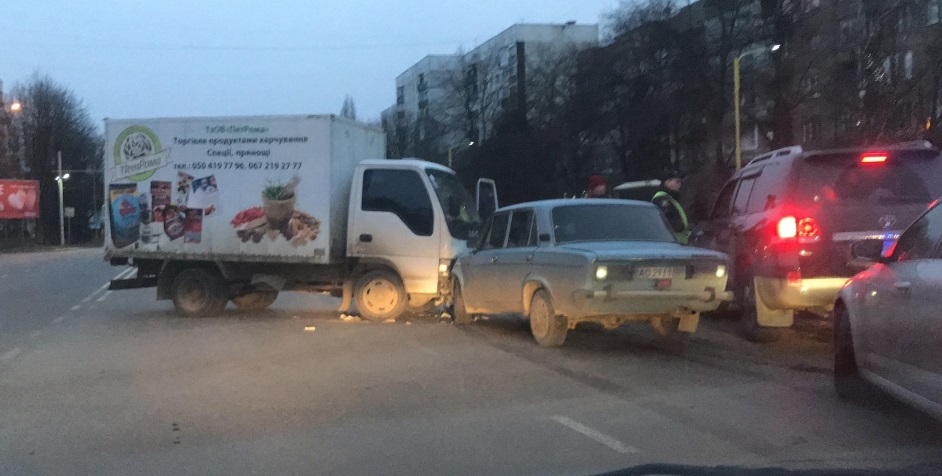 В Ужгороді зіткнулися вантажівка та ВАЗ (ФОТО, ВІДЕО)