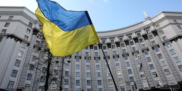 Уряд України відреагував на "хамство і маніпуляції" з Угорщини та схвалив зміни до мовної норми